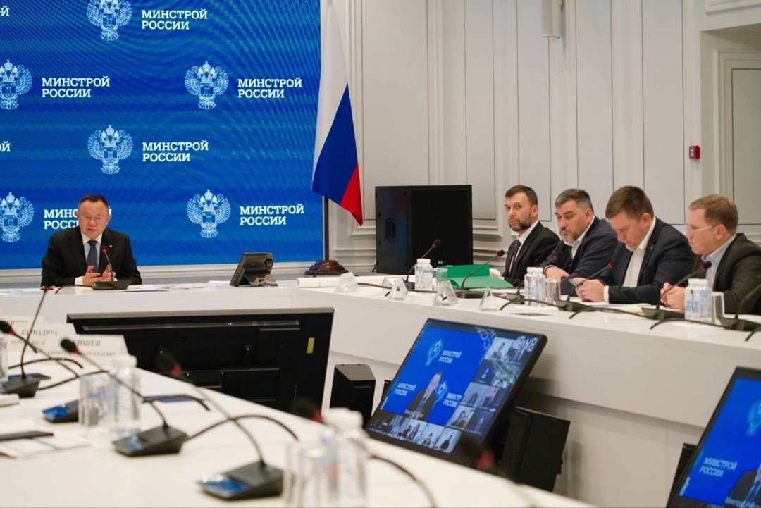 Глава Минстроя России Ирек Файзуллин провел расширенное совещание по ситуации с водоснабжением на Донбассе