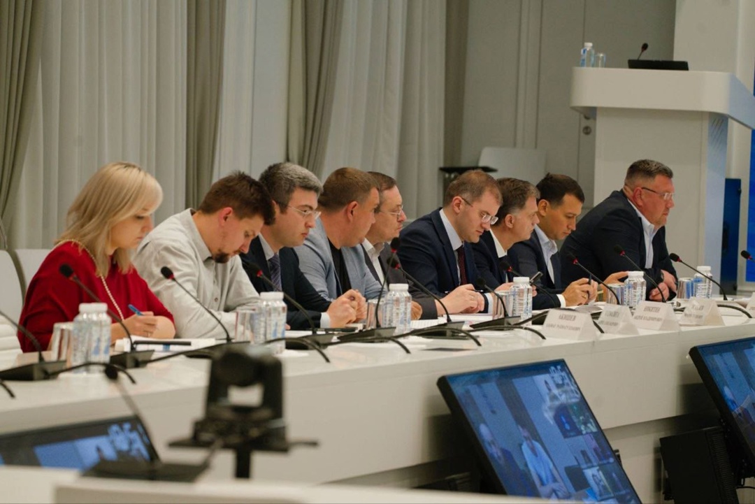 Глава Минстроя России Ирек Файзуллин провел расширенное совещание по ситуации с водоснабжением на Донбассе