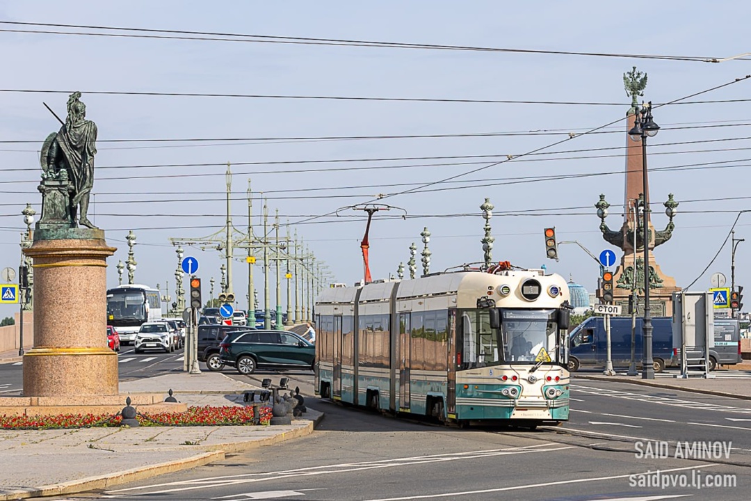 Показываем красивое, трамвайное Более пяти десятков составов производства завода «Уралтрансмаш» (входит в Ростех) курсируют по Санкт-Петербургу и радуют глаз…