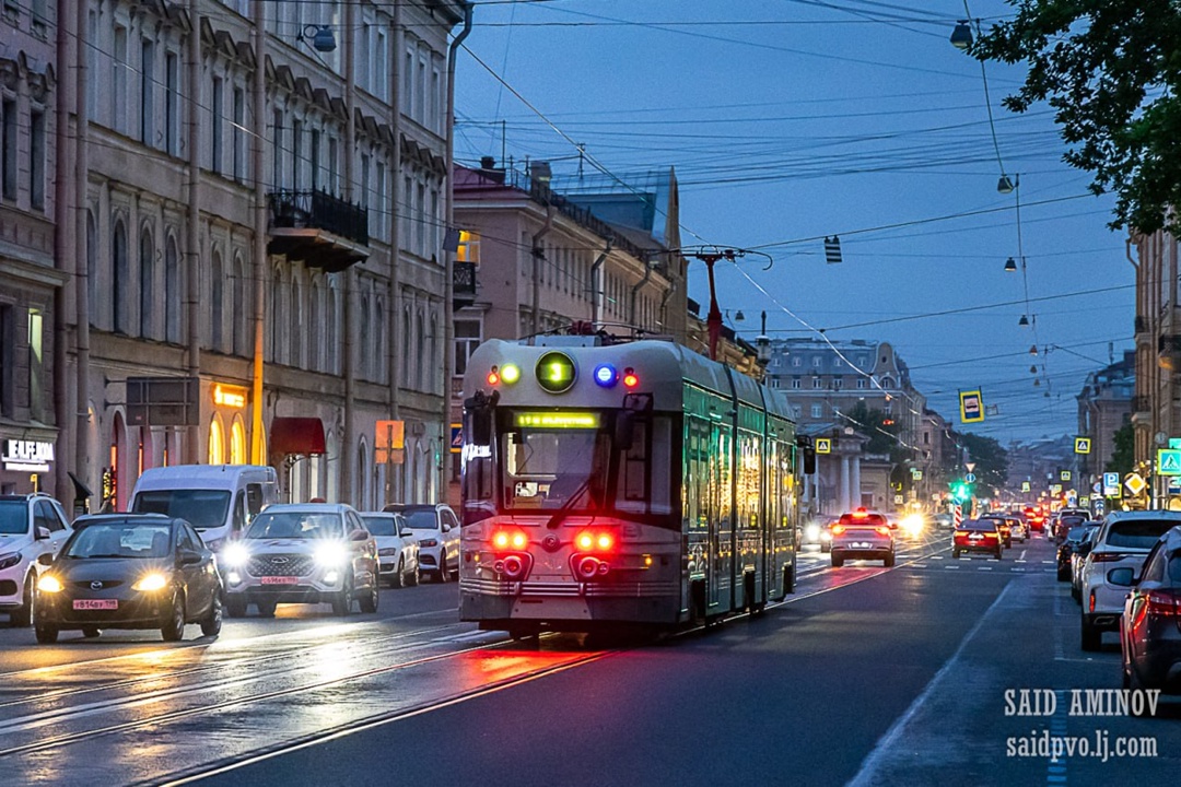 Показываем красивое, трамвайное Более пяти десятков составов производства завода «Уралтрансмаш» (входит в Ростех) курсируют по Санкт-Петербургу и радуют глаз…