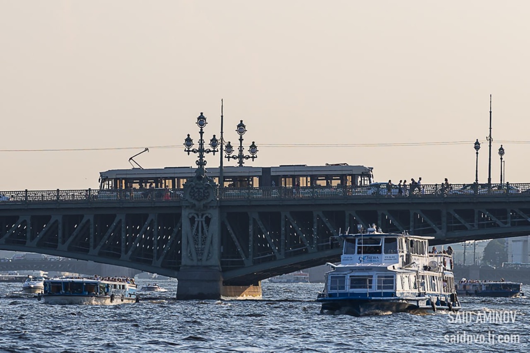 Показываем красивое, трамвайное Более пяти десятков составов производства завода «Уралтрансмаш» (входит в Ростех) курсируют по Санкт-Петербургу и радуют глаз…