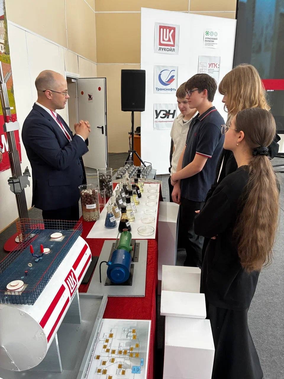 Профессия нефтяника начинается со школьной скамьи