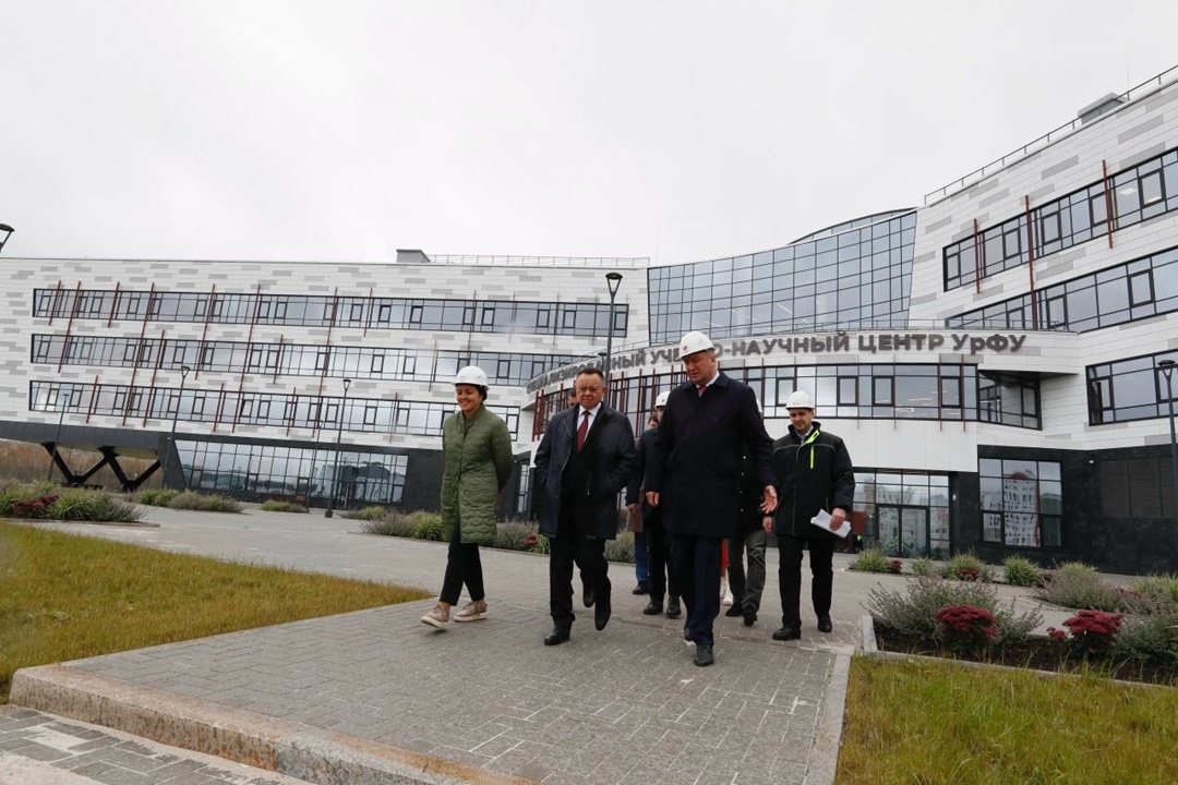 Министр строительства и ЖКХ РФ Ирек Файзуллин в ходе рабочей поездки в Екатеринбург посетил строящийся кампус Уральского федерального университета (УрФУ)