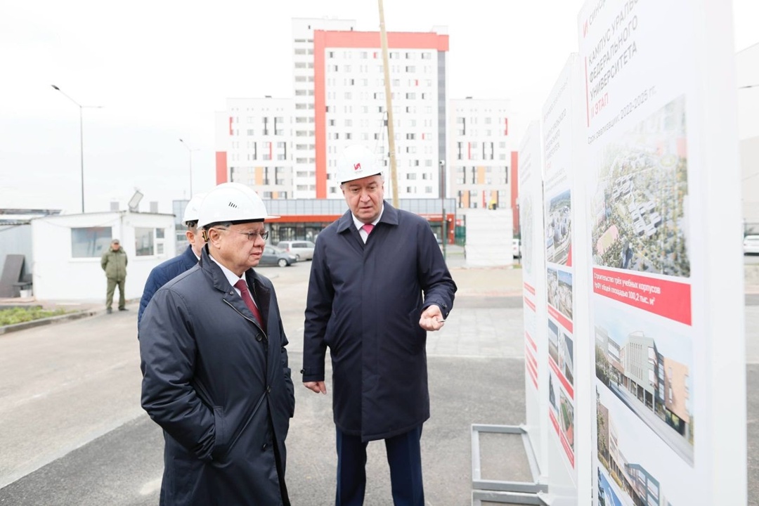 Министр строительства и ЖКХ РФ Ирек Файзуллин в ходе рабочей поездки в Екатеринбург посетил строящийся кампус Уральского федерального университета (УрФУ)