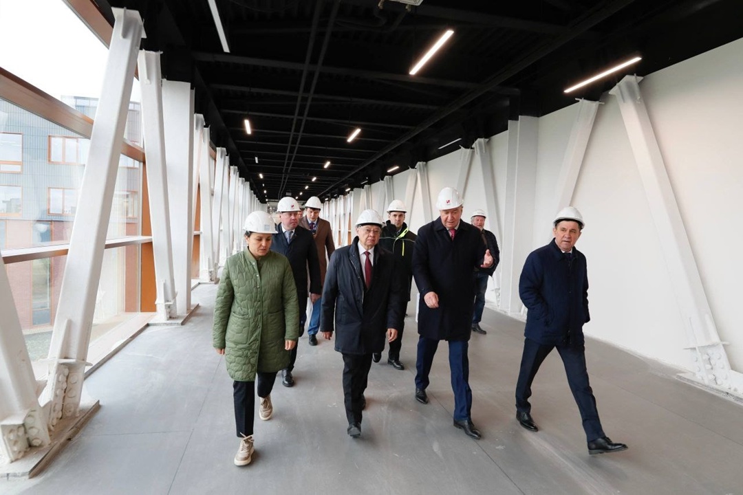 Министр строительства и ЖКХ РФ Ирек Файзуллин в ходе рабочей поездки в Екатеринбург посетил строящийся кампус Уральского федерального университета (УрФУ)