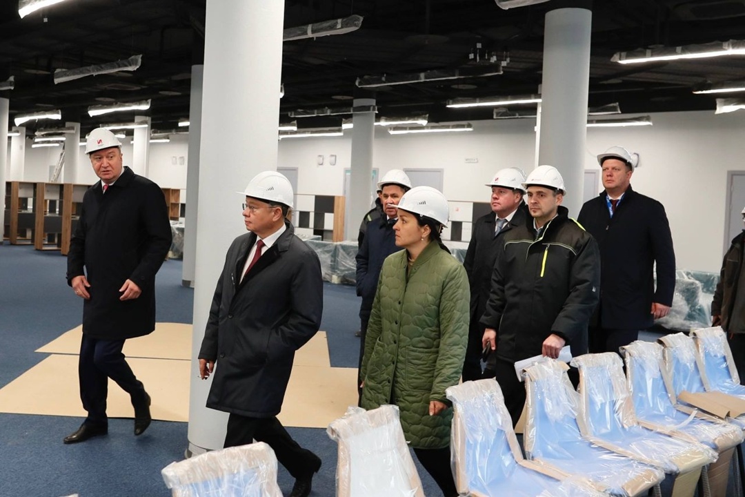 Министр строительства и ЖКХ РФ Ирек Файзуллин в ходе рабочей поездки в Екатеринбург посетил строящийся кампус Уральского федерального университета (УрФУ)