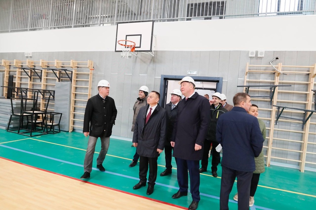 Министр строительства и ЖКХ РФ Ирек Файзуллин в ходе рабочей поездки в Екатеринбург посетил строящийся кампус Уральского федерального университета (УрФУ)