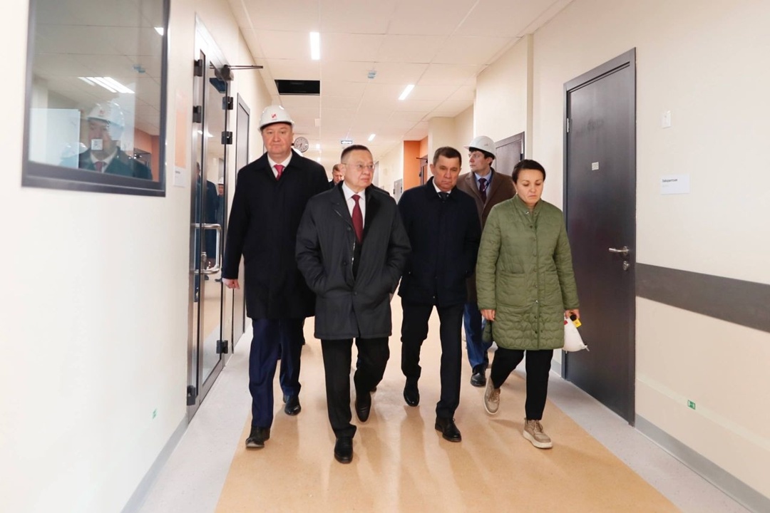 Министр строительства и ЖКХ РФ Ирек Файзуллин в ходе рабочей поездки в Екатеринбург посетил строящийся кампус Уральского федерального университета (УрФУ)