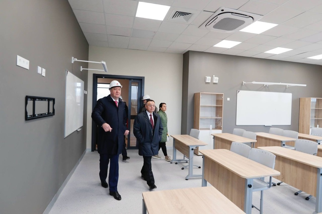 Министр строительства и ЖКХ РФ Ирек Файзуллин в ходе рабочей поездки в Екатеринбург посетил строящийся кампус Уральского федерального университета (УрФУ)