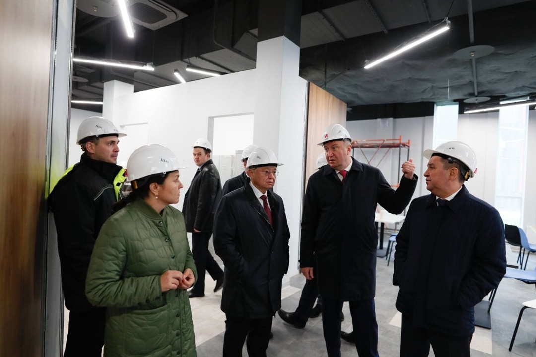 Министр строительства и ЖКХ РФ Ирек Файзуллин в ходе рабочей поездки в Екатеринбург посетил строящийся кампус Уральского федерального университета (УрФУ)