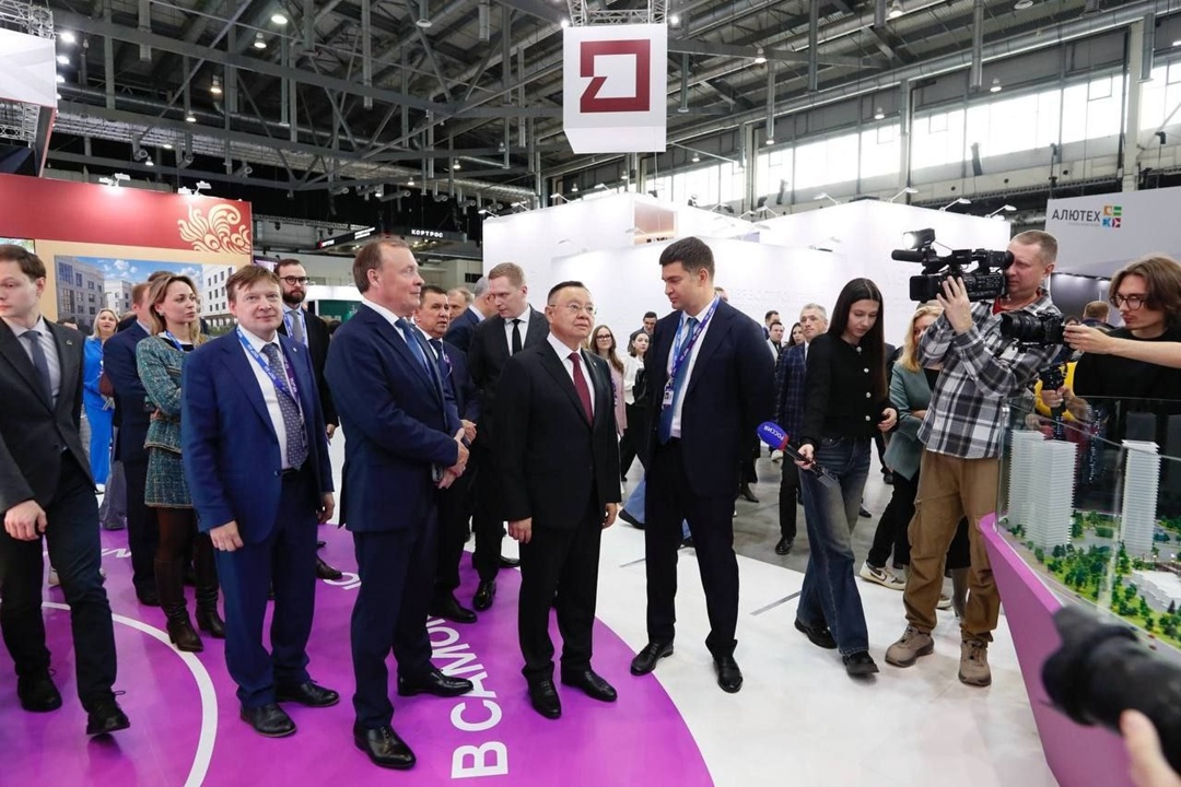 Министр строительства и ЖКХ РФ Ирек Файзуллин осмотрел экспозицию XII Международной строительной выставки 100+ TechnoBuild