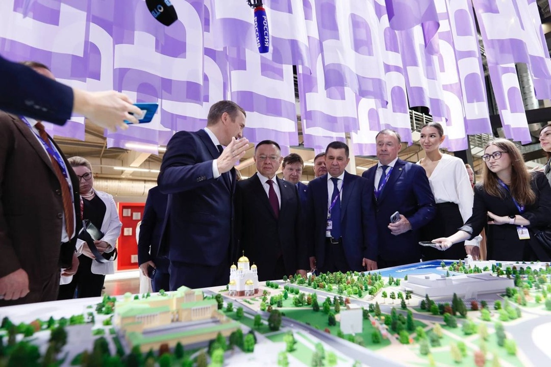 Министр строительства и ЖКХ РФ Ирек Файзуллин осмотрел экспозицию XII Международной строительной выставки 100+ TechnoBuild