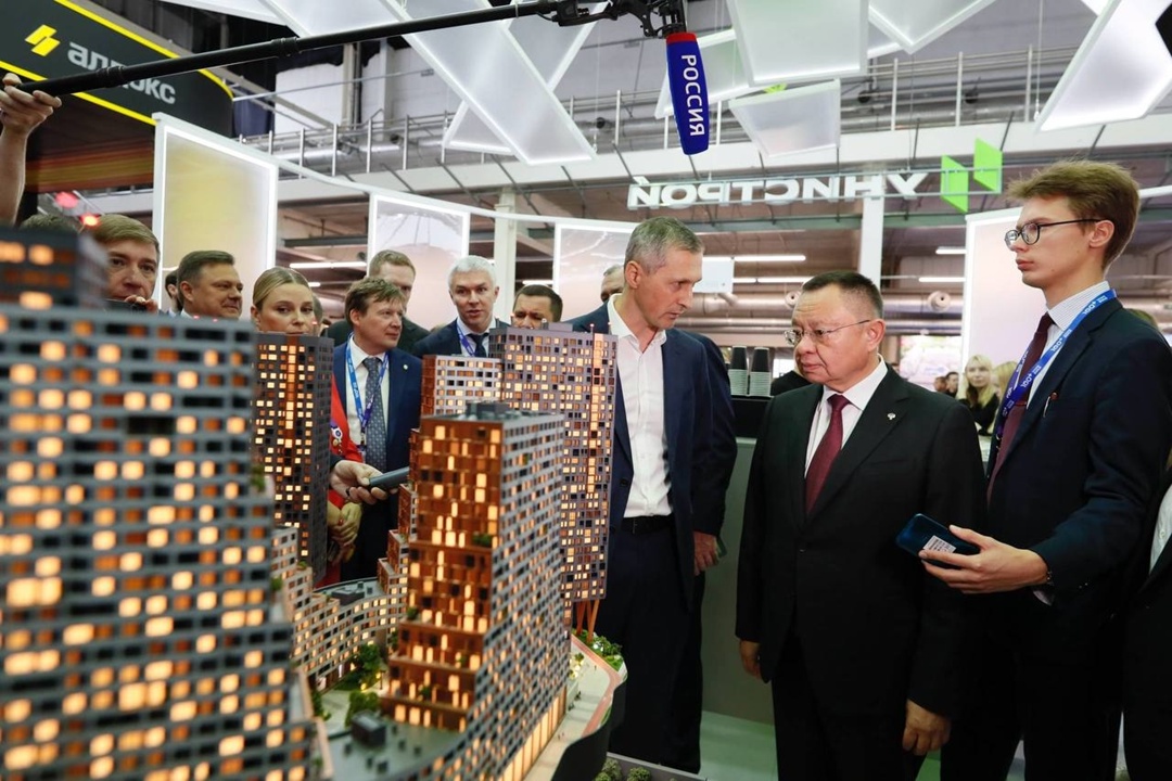 Министр строительства и ЖКХ РФ Ирек Файзуллин осмотрел экспозицию XII Международной строительной выставки 100+ TechnoBuild