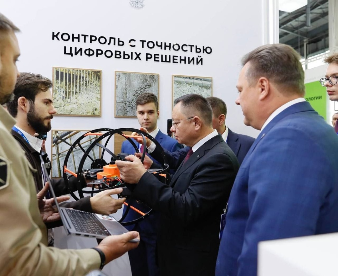 Министр строительства и ЖКХ РФ Ирек Файзуллин осмотрел экспозицию XII Международной строительной выставки 100+ TechnoBuild