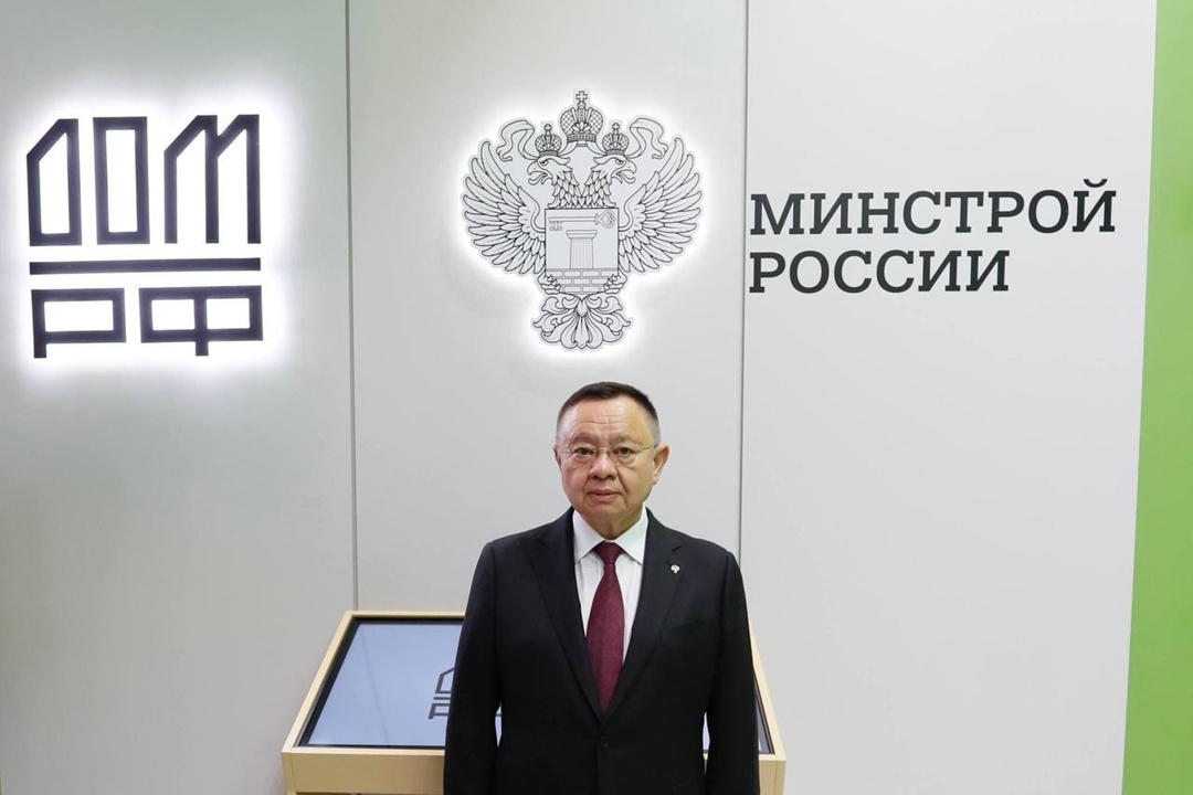 Министр строительства и ЖКХ РФ Ирек Файзуллин осмотрел экспозицию XII Международной строительной выставки 100+ TechnoBuild