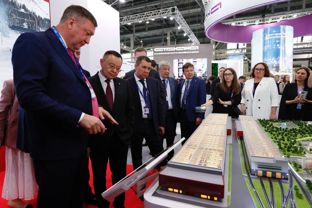 Министр строительства и ЖКХ РФ Ирек Файзуллин осмотрел экспозицию XII Международной строительной выставки 100+ TechnoBuild