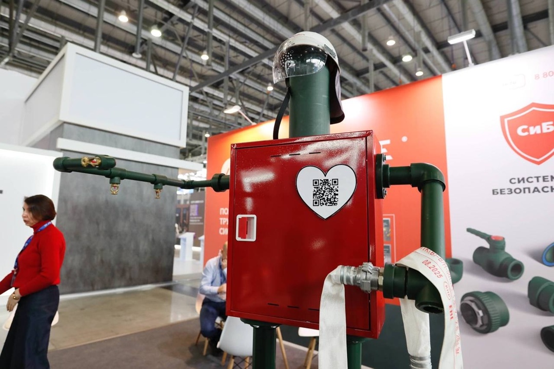 Министр строительства и ЖКХ РФ Ирек Файзуллин осмотрел экспозицию XII Международной строительной выставки 100+ TechnoBuild