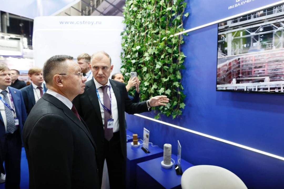 Министр строительства и ЖКХ РФ Ирек Файзуллин осмотрел экспозицию XII Международной строительной выставки 100+ TechnoBuild