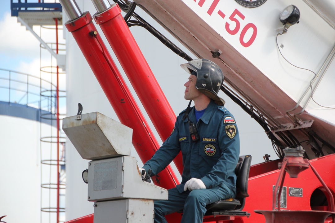 КАМАЗ антипожарный в действии Конечно, это всего лишь отработка навыков тушения. Но, как известно, тяжело в учении — легко в бою.