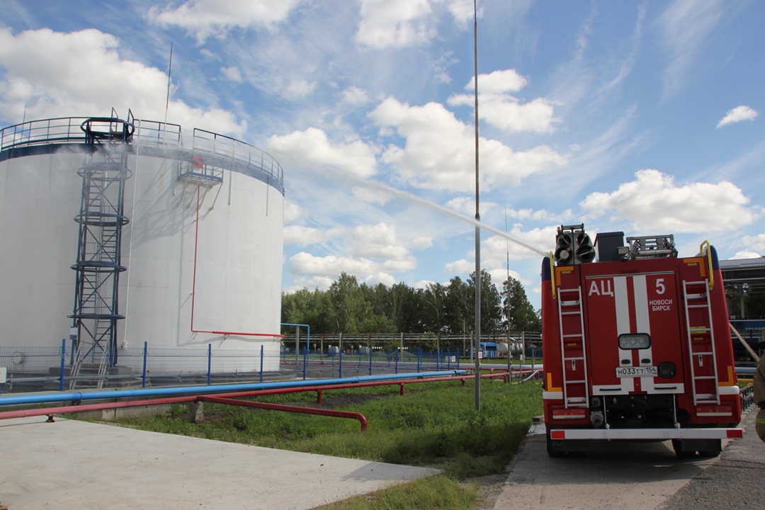 КАМАЗ антипожарный в действии Конечно, это всего лишь отработка навыков тушения. Но, как известно, тяжело в учении — легко в бою.