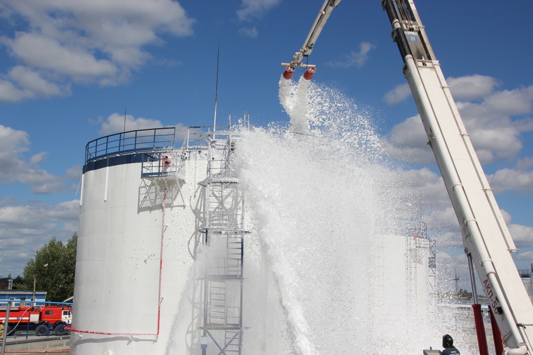 КАМАЗ антипожарный в действии Конечно, это всего лишь отработка навыков тушения. Но, как известно, тяжело в учении — легко в бою.