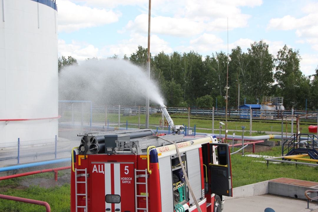КАМАЗ антипожарный в действии Конечно, это всего лишь отработка навыков тушения. Но, как известно, тяжело в учении — легко в бою.