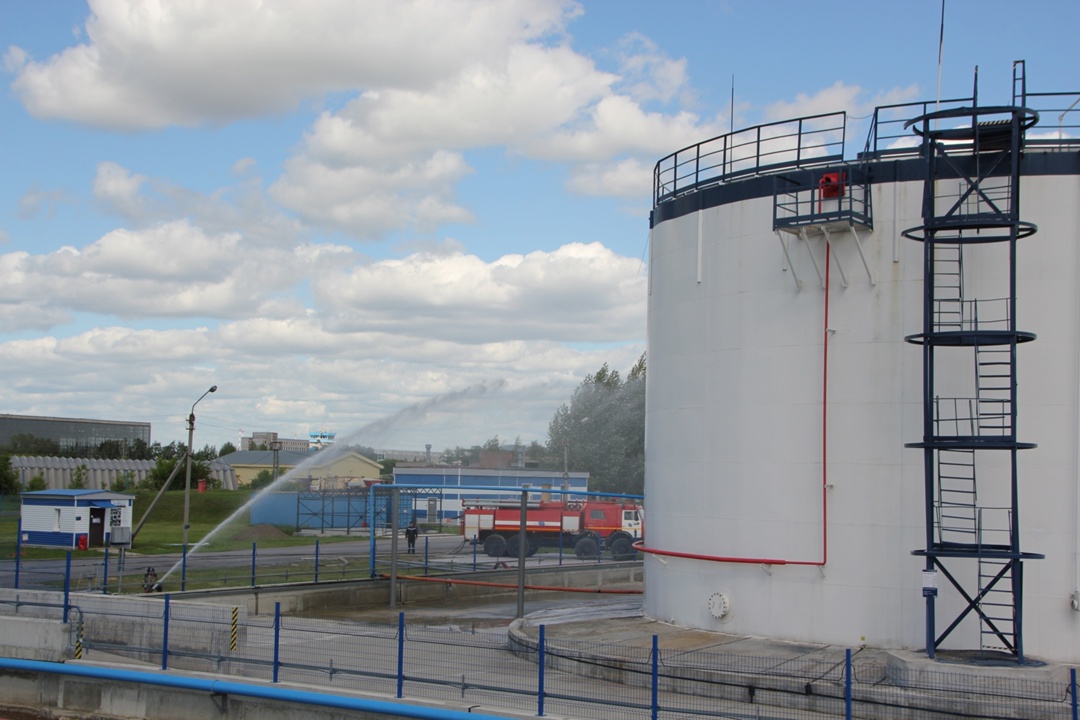 КАМАЗ антипожарный в действии Конечно, это всего лишь отработка навыков тушения. Но, как известно, тяжело в учении — легко в бою.