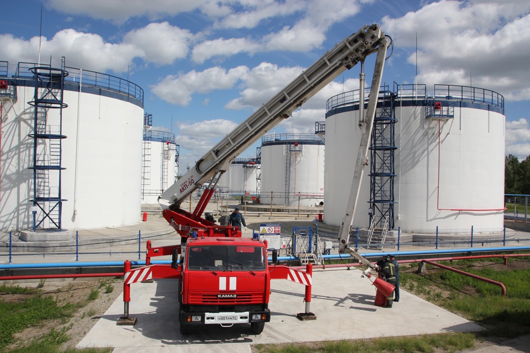 КАМАЗ антипожарный в действии Конечно, это всего лишь отработка навыков тушения. Но, как известно, тяжело в учении — легко в бою.