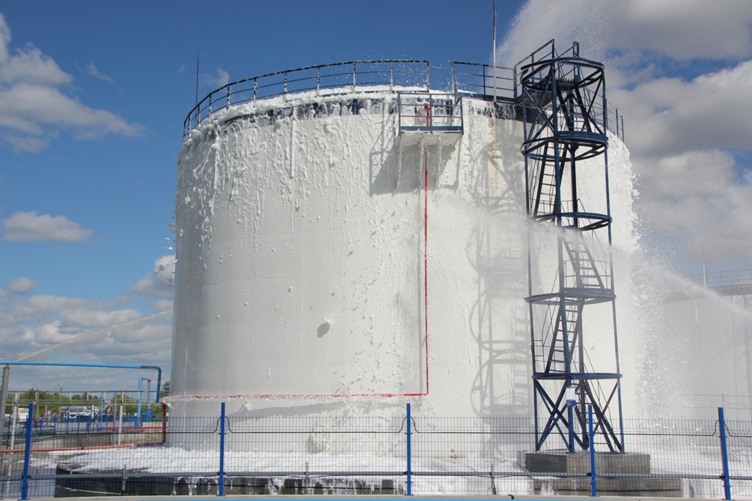 КАМАЗ антипожарный в действии Конечно, это всего лишь отработка навыков тушения. Но, как известно, тяжело в учении — легко в бою.