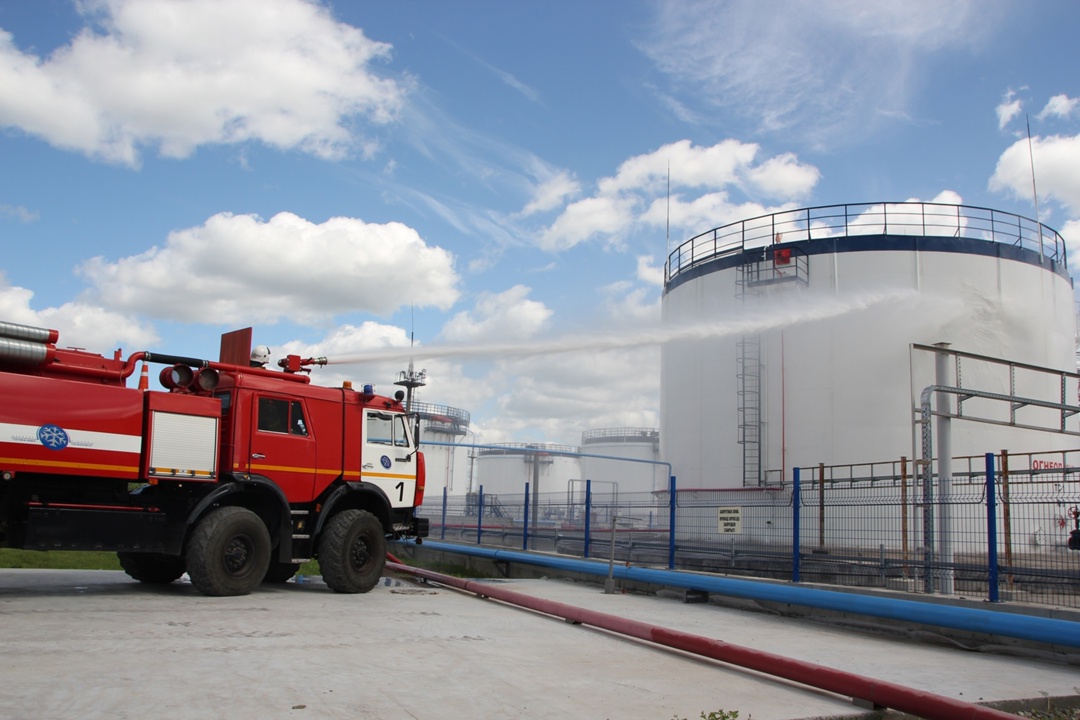 КАМАЗ антипожарный в действии Конечно, это всего лишь отработка навыков тушения. Но, как известно, тяжело в учении — легко в бою.