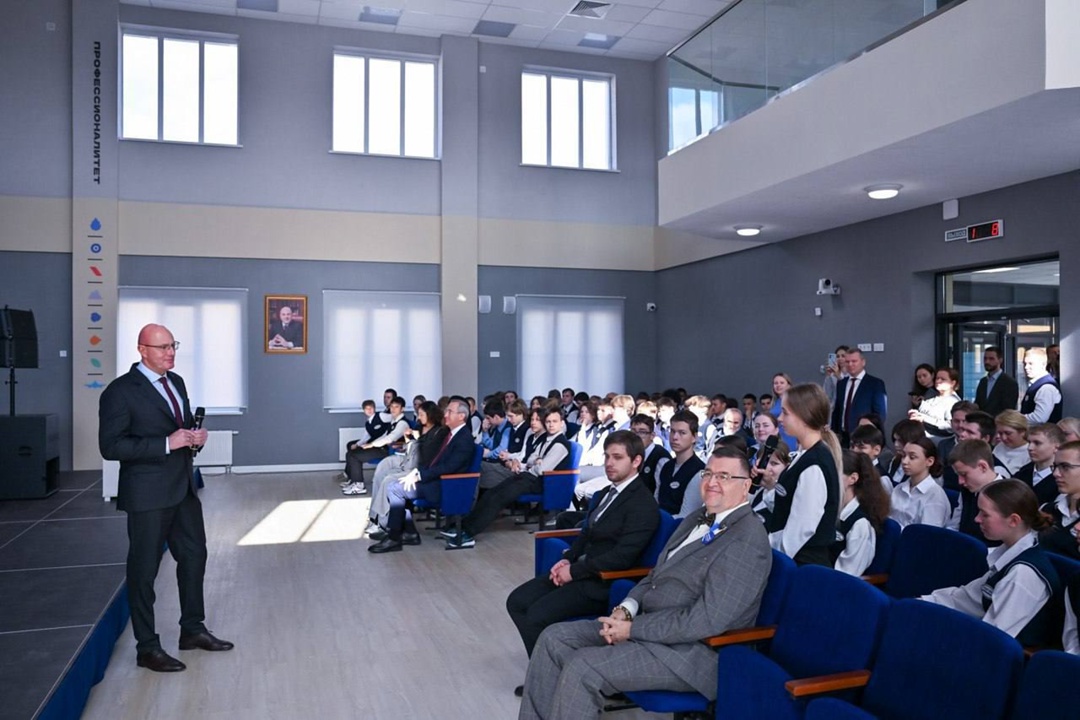 Дмитрий Чернышенко поздравил с Днем СПО преподавателей и студентов колледжа «Логос» при Свято-Пафнутиевом Боровском монастыре.