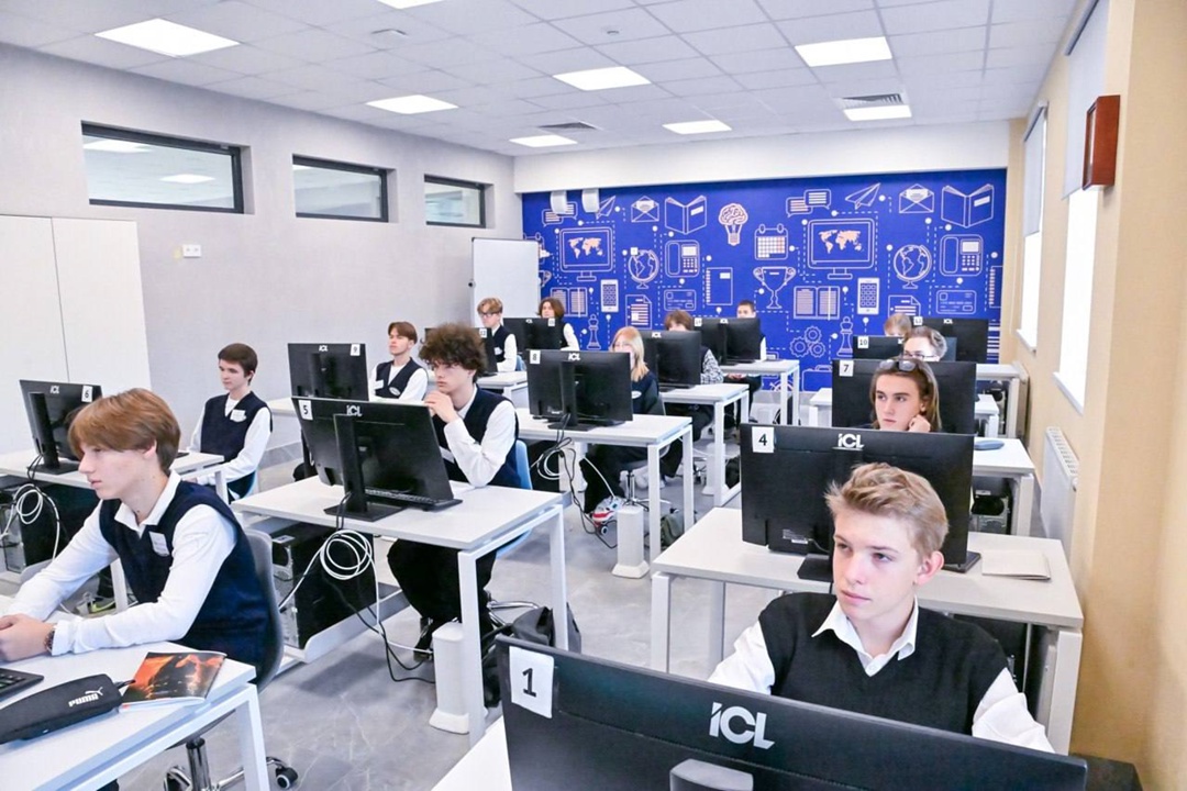 Дмитрий Чернышенко поздравил с Днем СПО преподавателей и студентов колледжа «Логос» при Свято-Пафнутиевом Боровском монастыре.