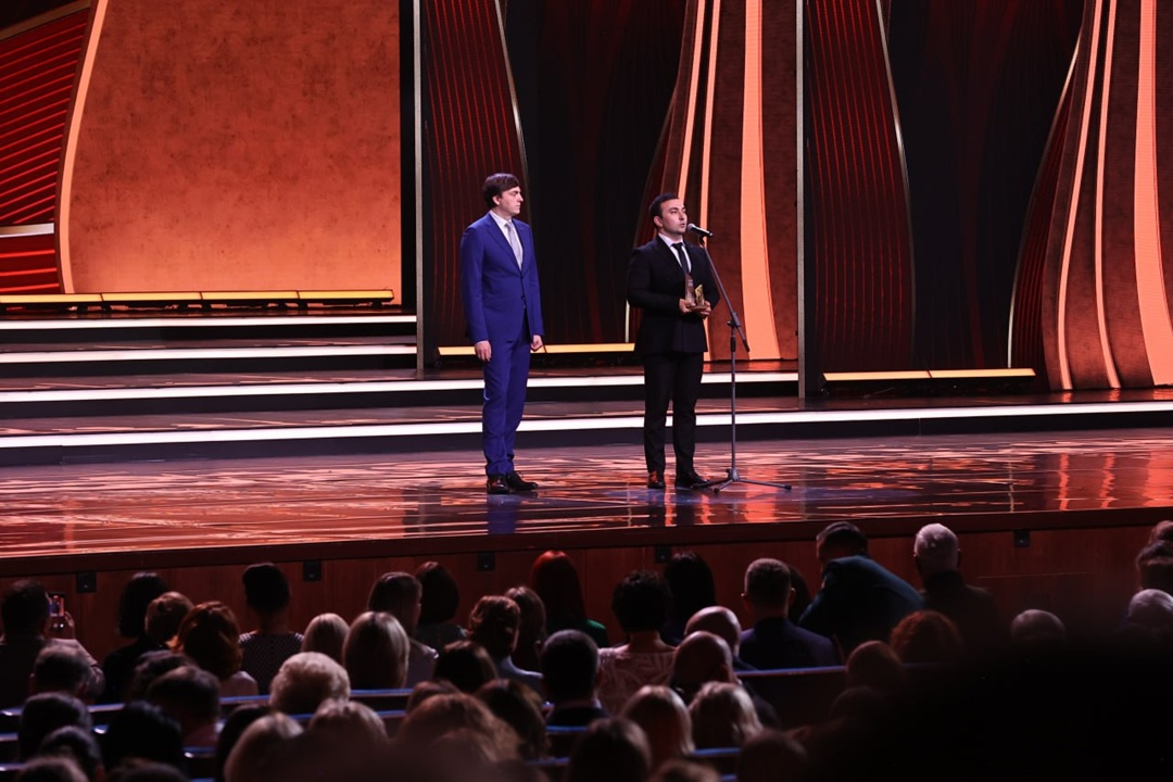 Дмитрий Чернышенко и Сергей Кравцов поздравили учителей и вручили награды.