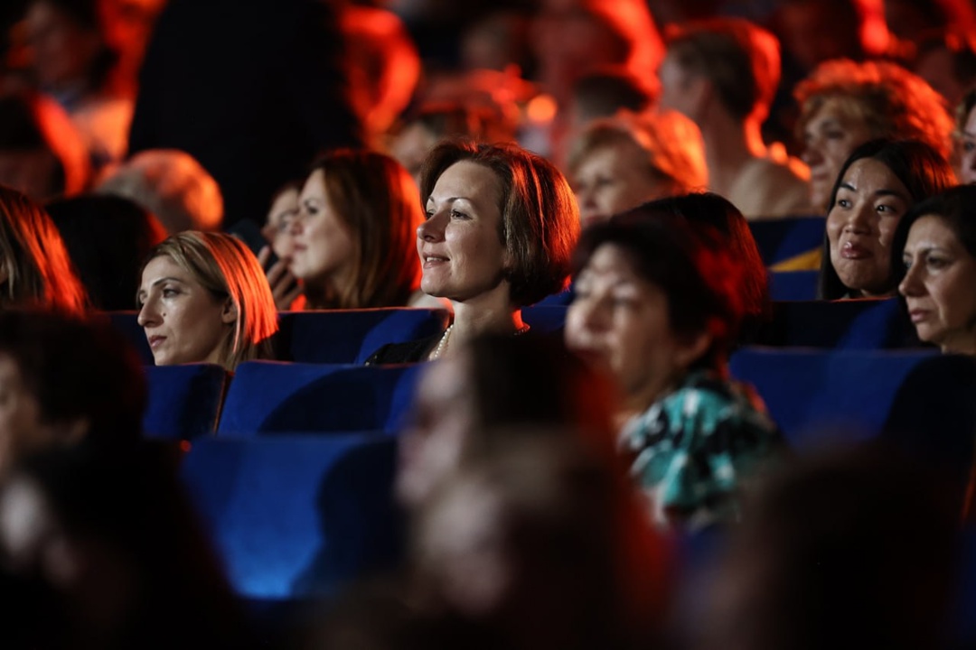 Дмитрий Чернышенко и Сергей Кравцов поздравили учителей и вручили награды.