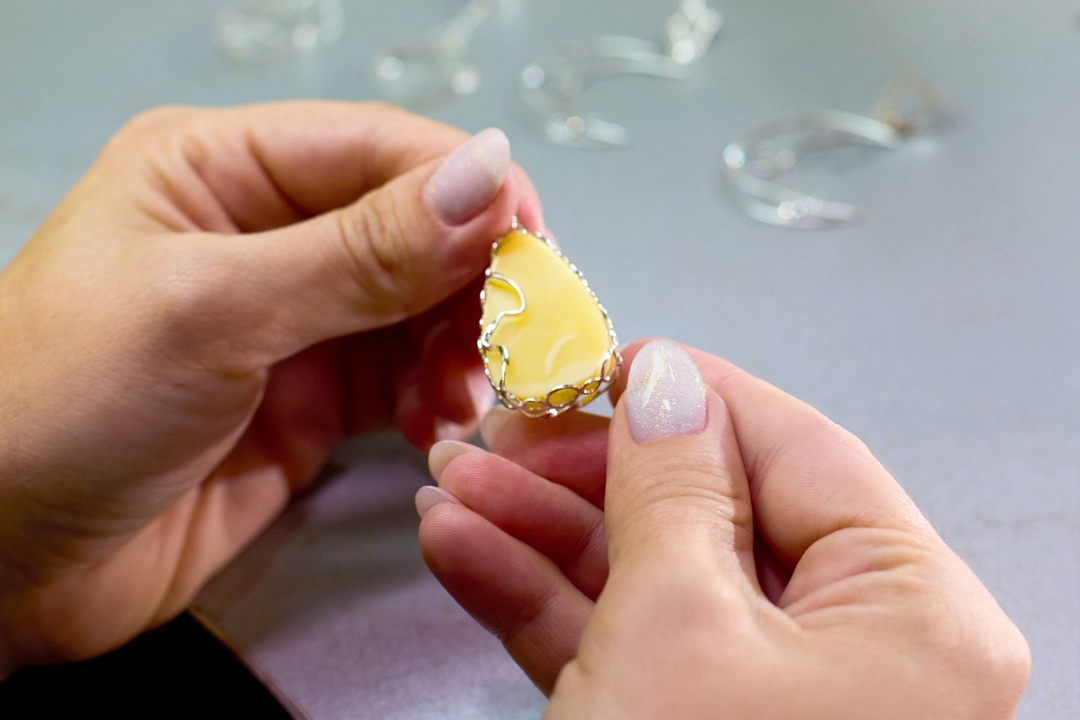 Янтарный комбинат Ростеха внедрил технологию тонкостенного литья в производство украшений