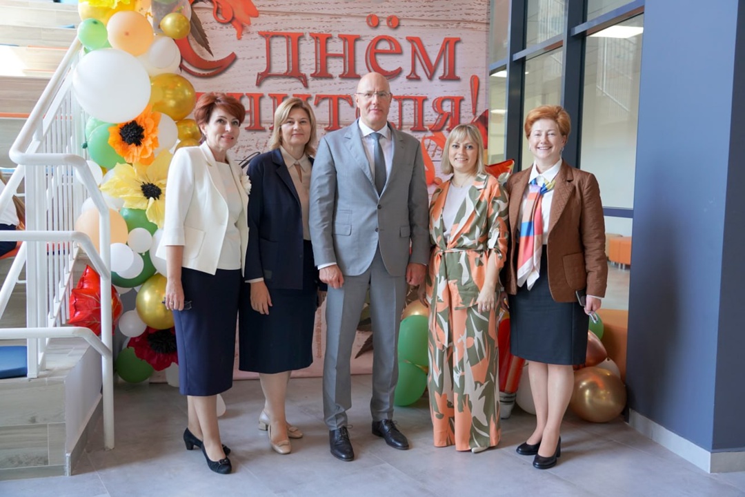 Дмитрий Чернышенко поздравил педагогов с профессиональным праздником – Днем учителя.