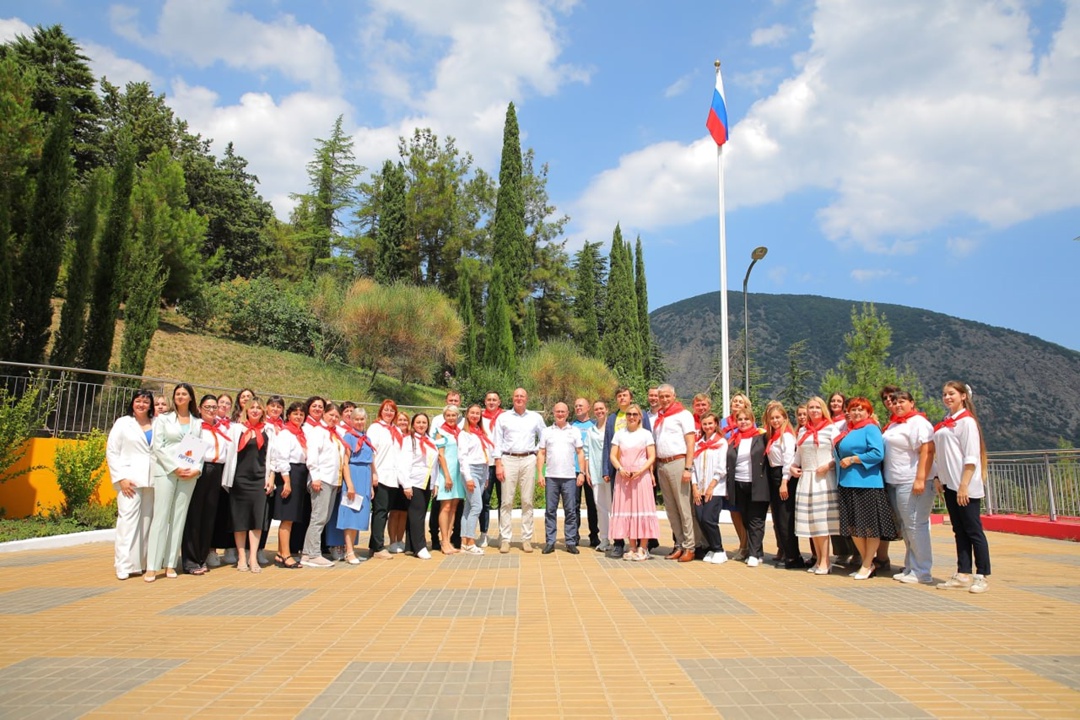 Дмитрий Чернышенко поздравил педагогов с профессиональным праздником – Днем учителя.
