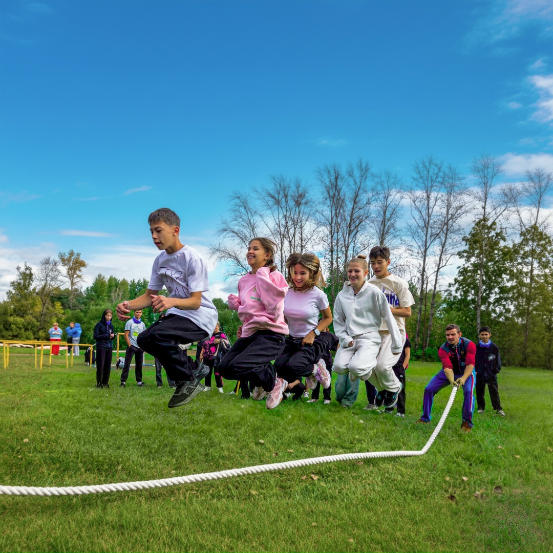 В палатке важны не только ткань или дуги, но также место, где она стоит. Опытные туристы знают: поставишь палатку на легком уклоне – и к утру сползешь в нижний…
