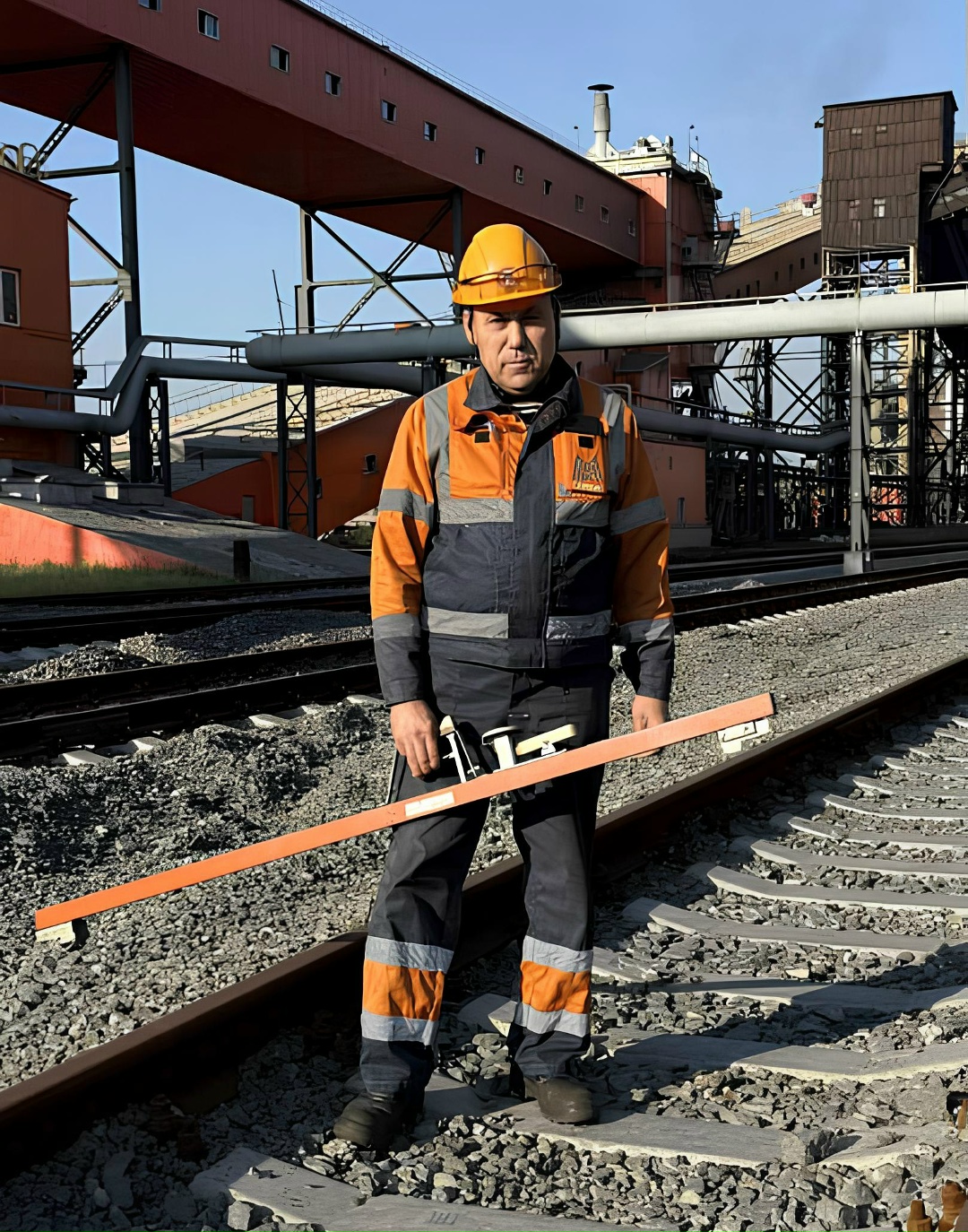 36 лет на одном пути — и это не метафора. Радмир Ахметшин пришёл в цех пути ММК в 1987 году и с тех пор не изменил ни профессии, ни своему делу