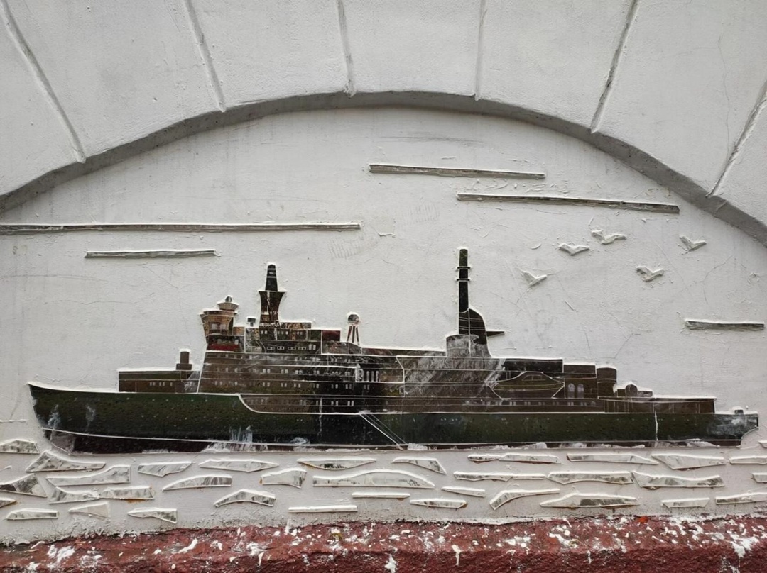 В Мурманске художник-монументалист Дарья Рак создала зеркальную мозаику во время арктического фестиваля паблик-арта «РОСТ» в августе.