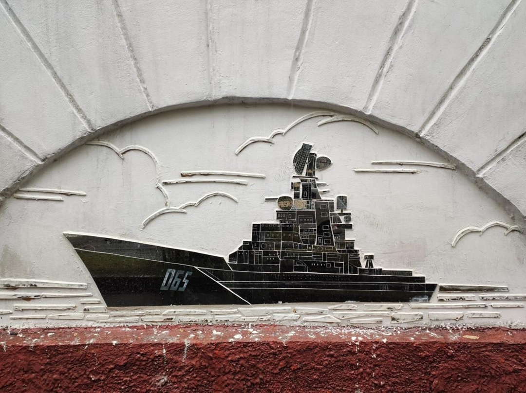 В Мурманске художник-монументалист Дарья Рак создала зеркальную мозаику во время арктического фестиваля паблик-арта «РОСТ» в августе.