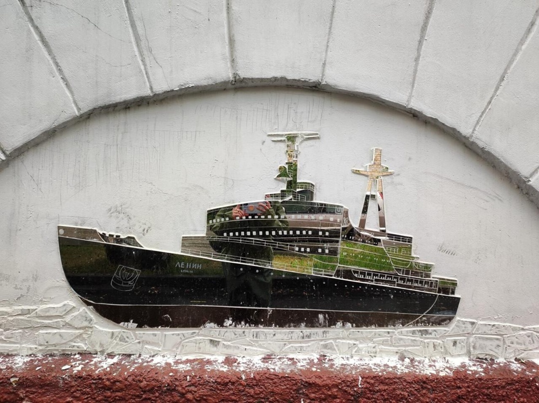 В Мурманске художник-монументалист Дарья Рак создала зеркальную мозаику во время арктического фестиваля паблик-арта «РОСТ» в августе.