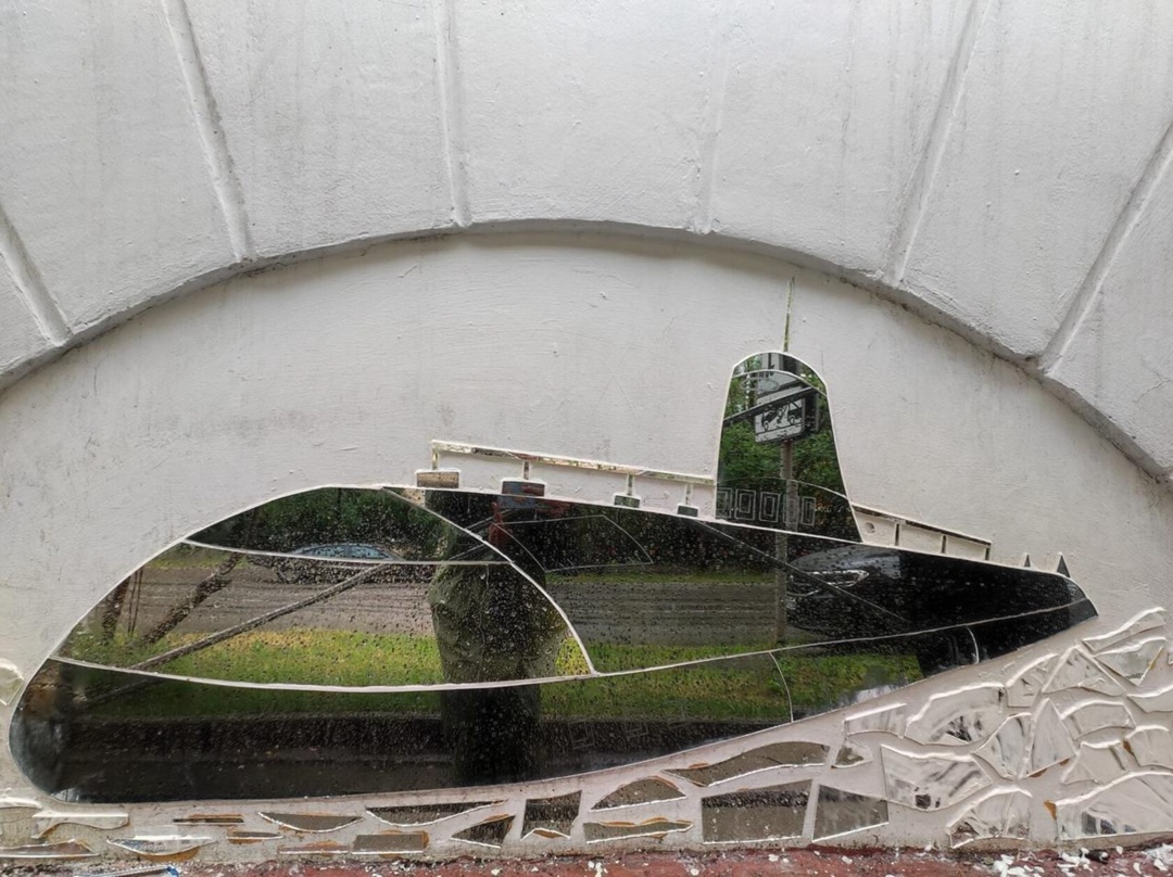 В Мурманске художник-монументалист Дарья Рак создала зеркальную мозаику во время арктического фестиваля паблик-арта «РОСТ» в августе.