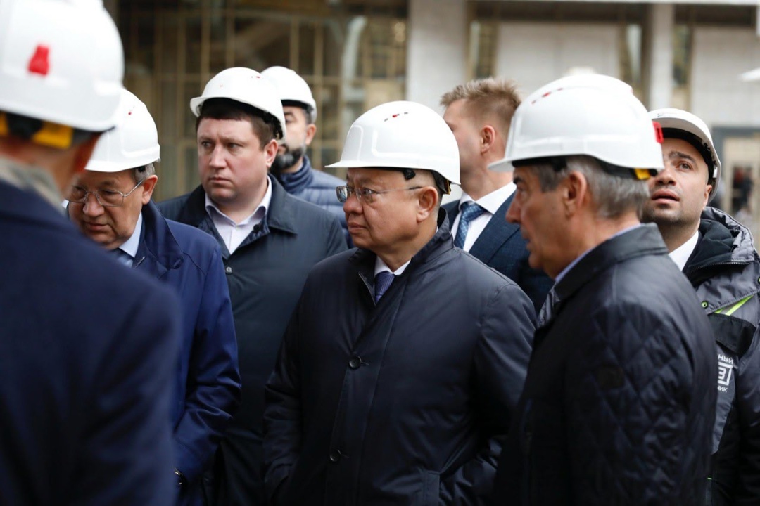 Министр строительства и ЖКХ РФ Ирек Файзуллин ознакомился с ходом капитального ремонта здания Президиума РАН