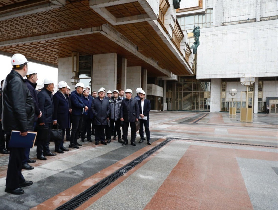 Министр строительства и ЖКХ РФ Ирек Файзуллин ознакомился с ходом капитального ремонта здания Президиума РАН