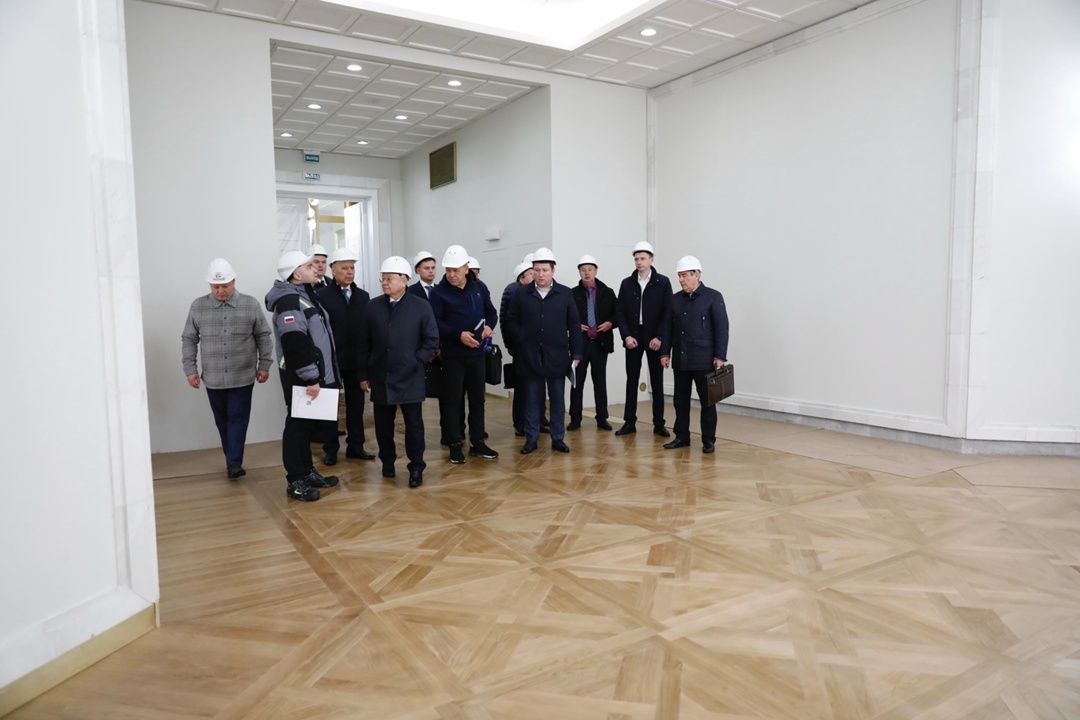 Министр строительства и ЖКХ РФ Ирек Файзуллин ознакомился с ходом капитального ремонта здания Президиума РАН
