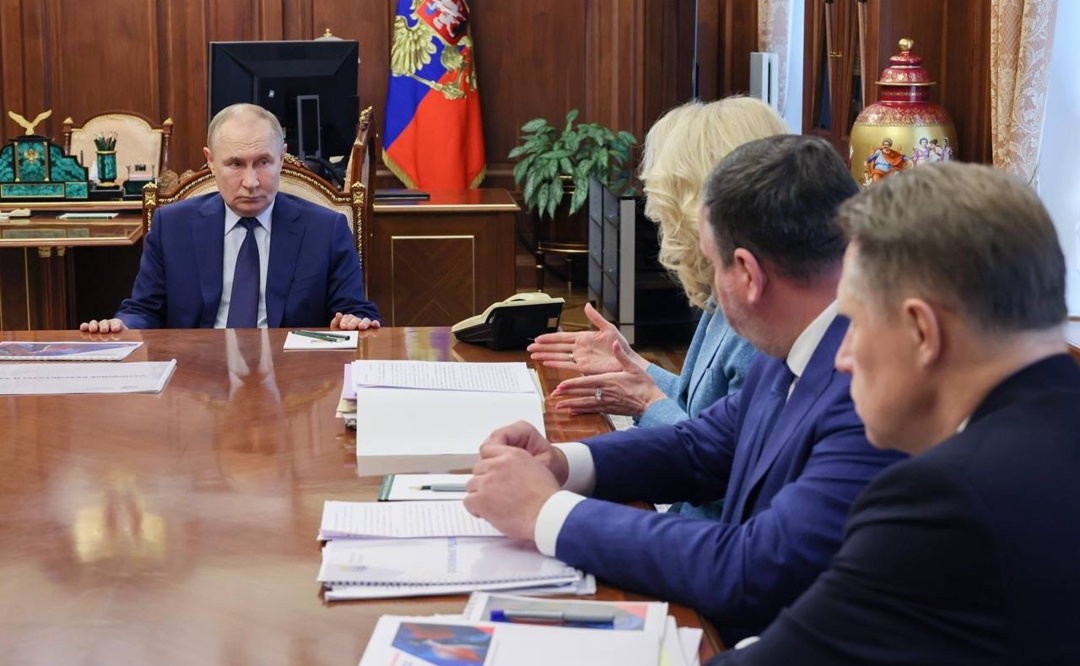 Команда Минздрава России поздравляет Президента России Владимира Путина с Днем Рождения!