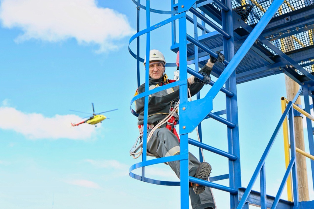 Высота под контролем На Ванкорском месторождении запущен новейший многофункциональный учебный комплекс для подготовки нефтяников к работе на высоте.