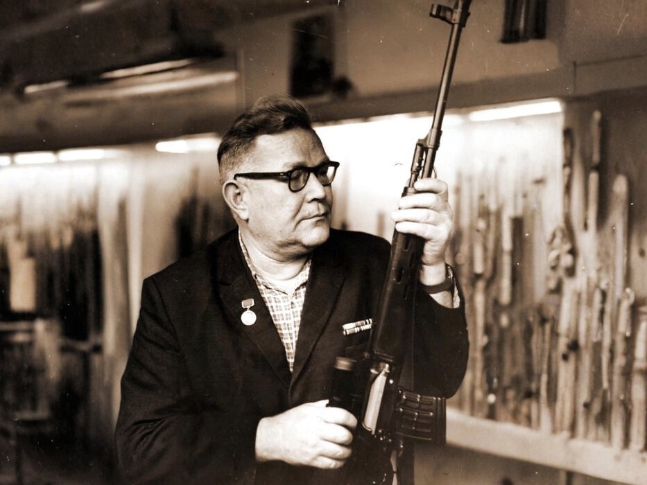 Оружейник Евгений Викторович Драгунов со своим детищем