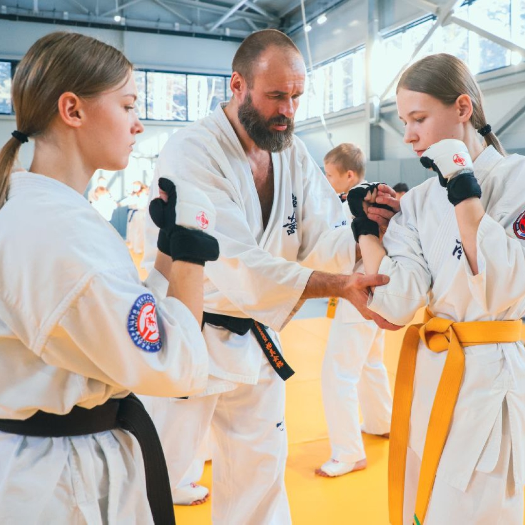 Мало кто из подростков не мечтает стать известным спортсменом, овладеть умением постоять за себя и за своих близких или хотя бы выучить пару-тройку крутых…